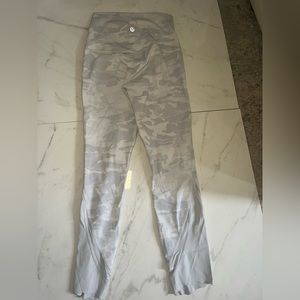 Lululemon snow camo wunder under cropped leggings sz 4